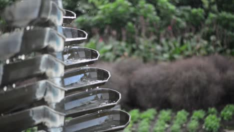 Una-Obra-De-Arte-En-El-Jardín-Botánico,-Siéntase-Relajado-Para-Ver-Cómo-Gotea-El-Agua