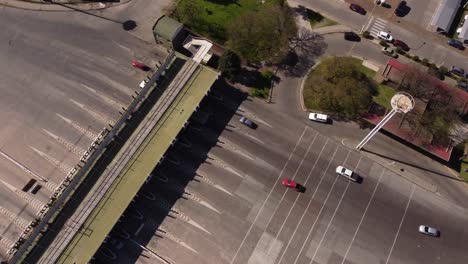 vista de una cabina de peaje en la autopista donde pasan automóviles y camiones después del pago del peaje