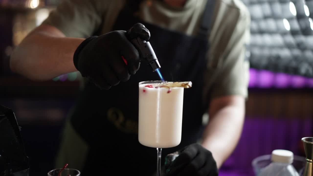 barista fiammeggiante piña colada ananas torcia rallentatore