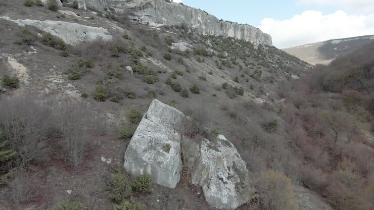 Paesaggio montuoso con pareti rocciose e valle