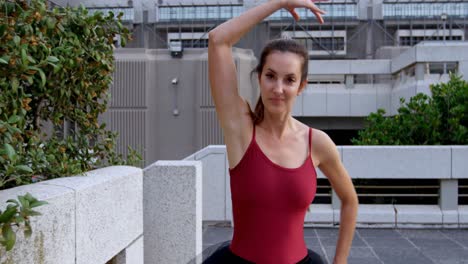 bailarina de ballet practicando en el pavimento 4k