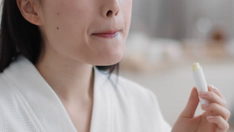 mujer aplicando bálsamo labial