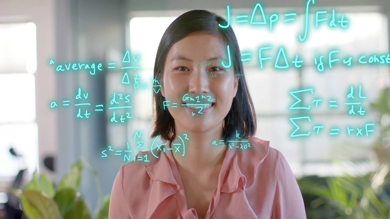 一名女子在辦公室內面向鏡頭站立，螢幕上播放著臉部疊加青綠色數學學習介面的畫面。