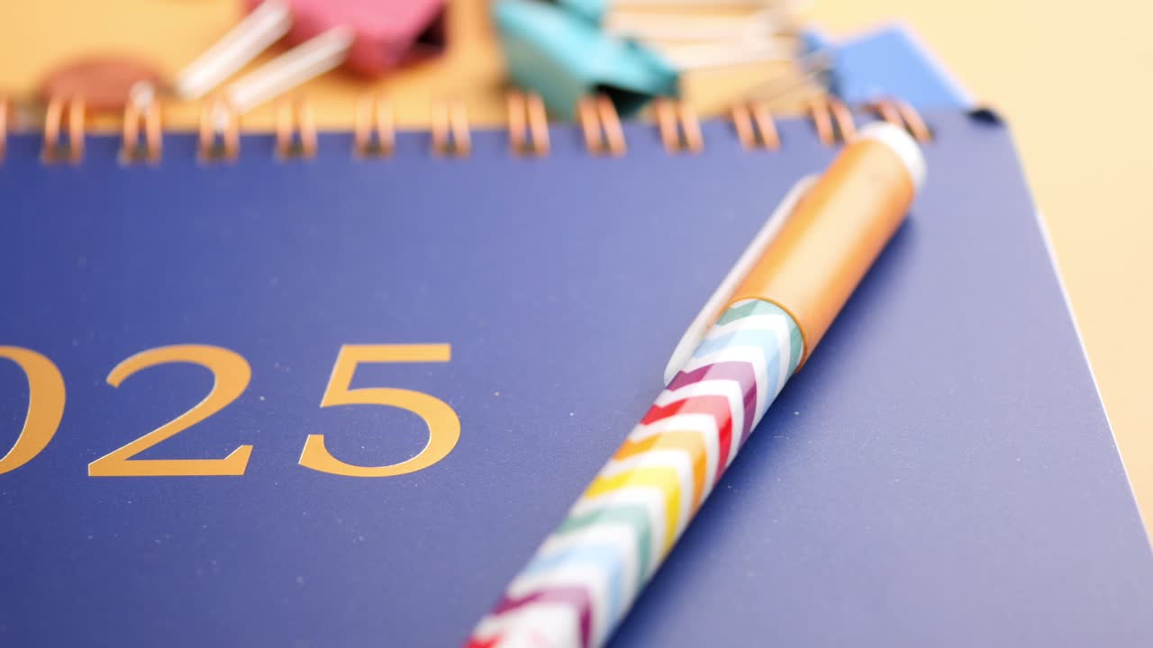 planificador 2025 con bolígrafo