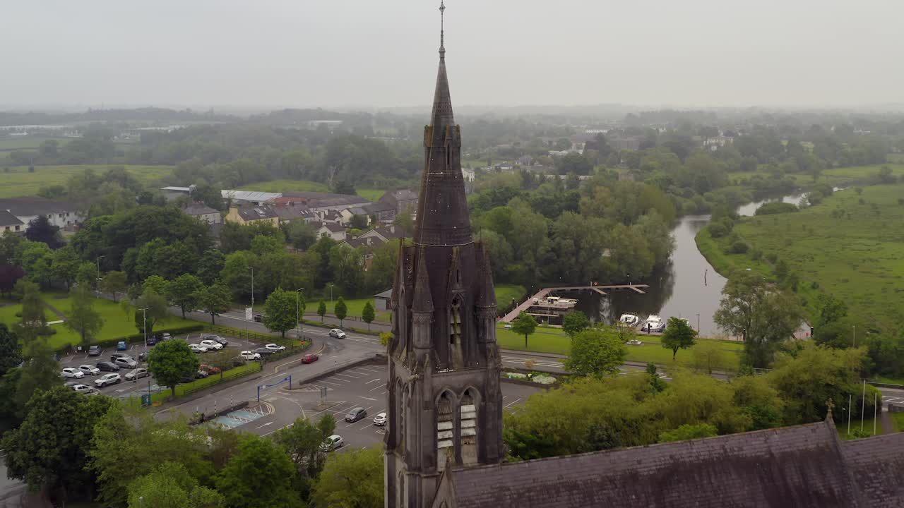 발리나슬로 (ballinasloe) 에 있는 세인트 마이클 교회 (saint michael's church) 는 더 넓은 풍경과 강을 드러내기 위해 멀어지고 있다.