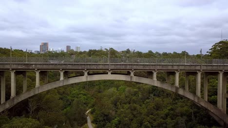 Luftaufnahme-Der-Langen-Gully-Hängebrücke-Im-Northbridge-Gebiet-Von-Sydney,-Australien,-Drohnen-Dolly-out-Aufnahme