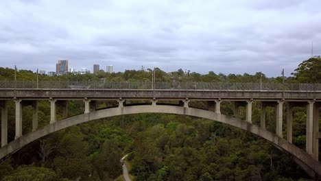 vista aérea del puente colgante long gully en el área de northbridge de sydney, australia, toma de drones