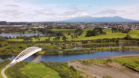 monte taranaki desde el puente te rewa rewa sobre el río waiwhakaiho cerca del lago rotomanu y el campo de golf en new plymouth, nueva zelanda