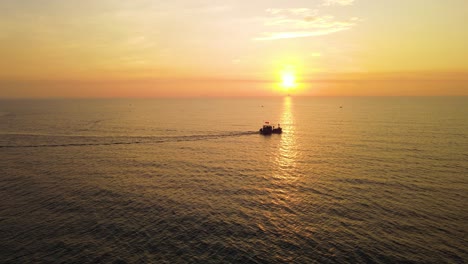 Die-Sonne-Ist-Gerade-An-Einem-Dämmernden-Morgen-über-Dem-Meer-Aufgegangen