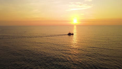 el sol acaba de salir sobre el mar en una mañana de amanecer