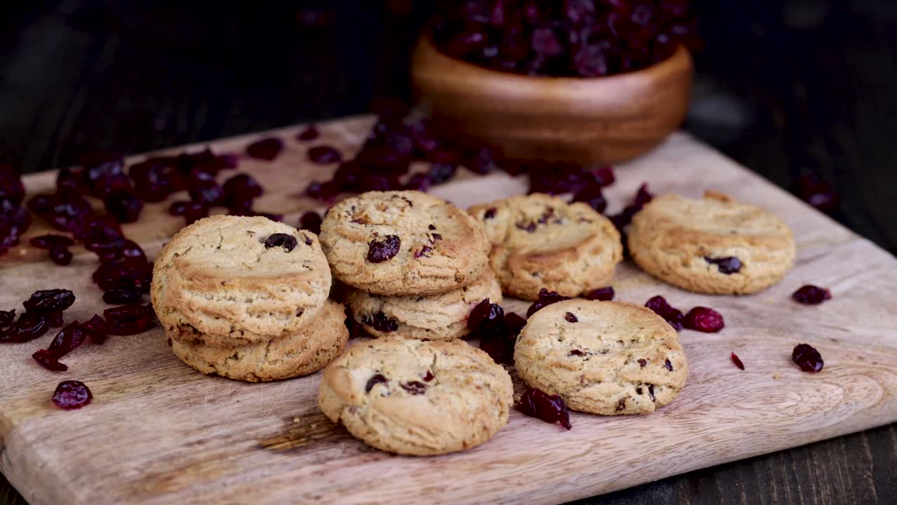 Чтобы взять овсянку с сушеными клюквы с доски