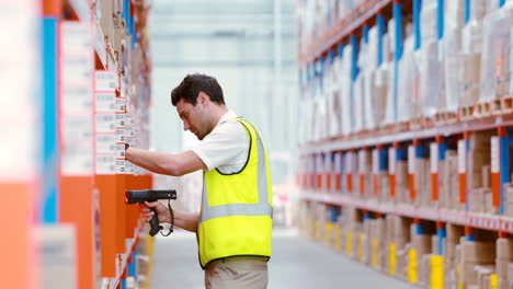 Warehouse-worker-scanning-a-boxes