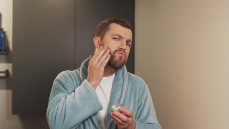 retrato de un hombre aplicándose el dispositivo a la barba y frotándolo con las manos