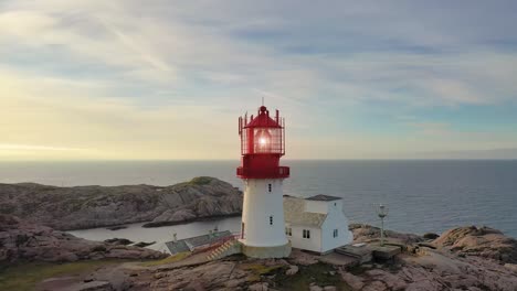 faro costero. el faro de lindesnes es un faro costero en el extremo sur de noruega.