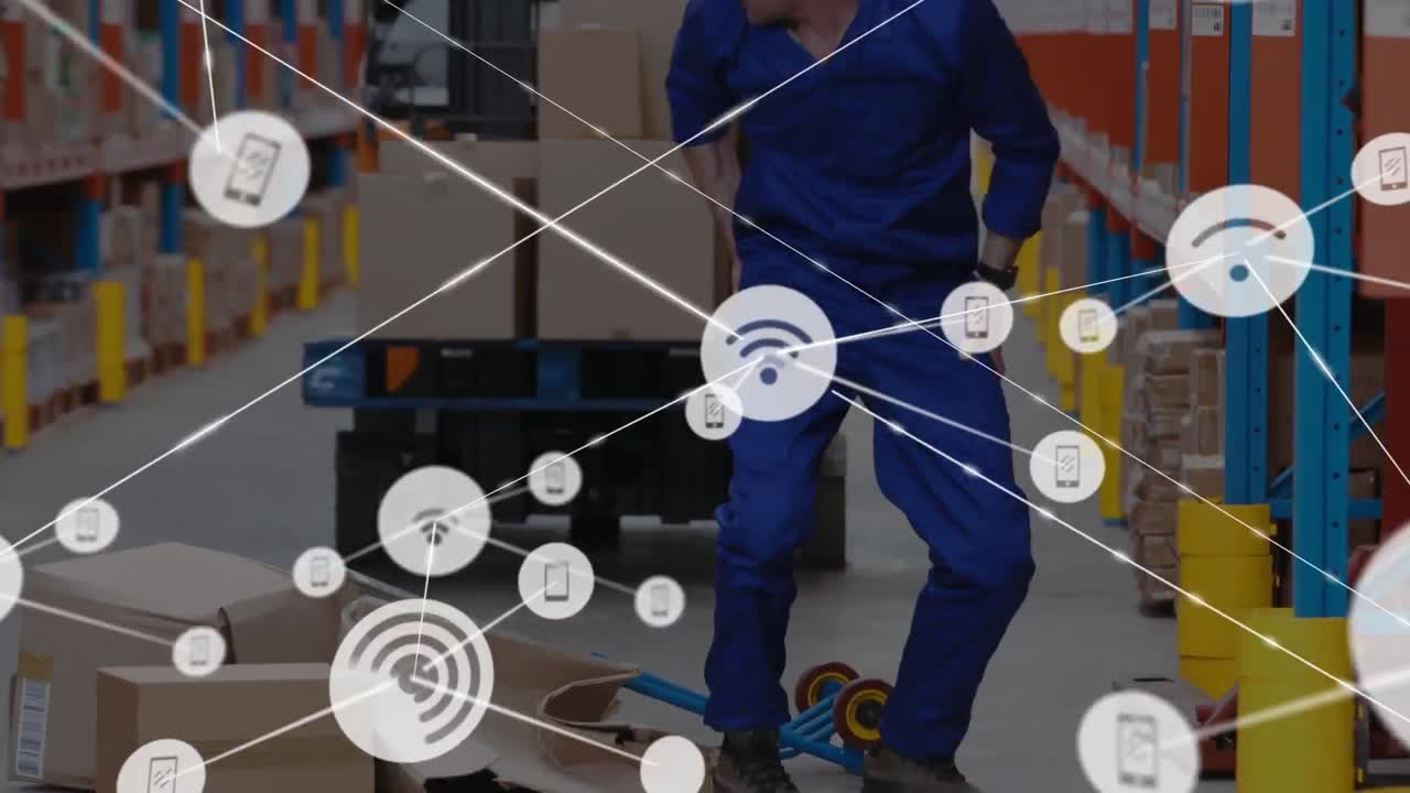 red de iconos digitales contra el trabajador caucásico que cae en las cajas en el almacén