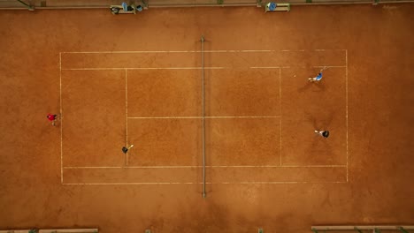 Luftaufnahme-Von-Oben-Nach-Unten-Eines-Tennisdoppelspiels,-Das-Auf-Einem-Sandplatz-In-Mendoza-Ausgetragen-Wird