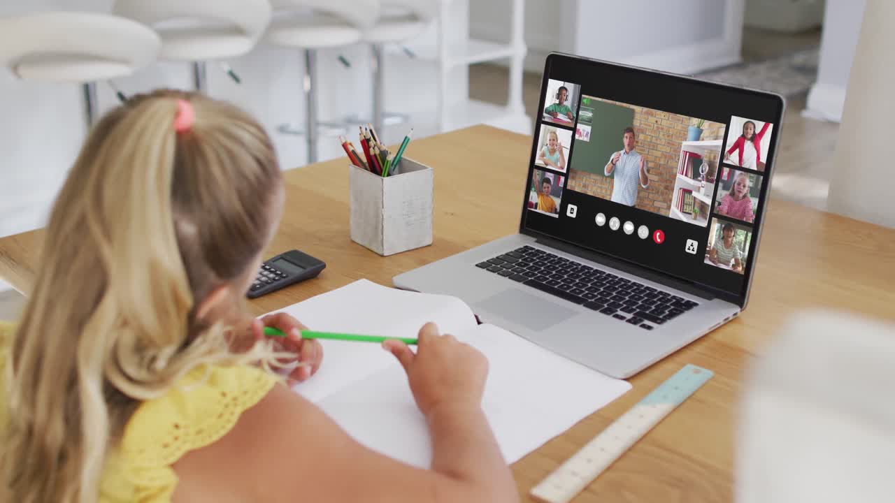 estudiante que usa una computadora portátil para una lección en línea en casa, con un maestro y una clase diversos en la pantalla