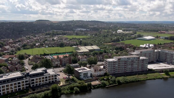 Ampia ripresa panoramica con drone di una zona rurale a Nottingham, Inghilterra, in una giornata di sole