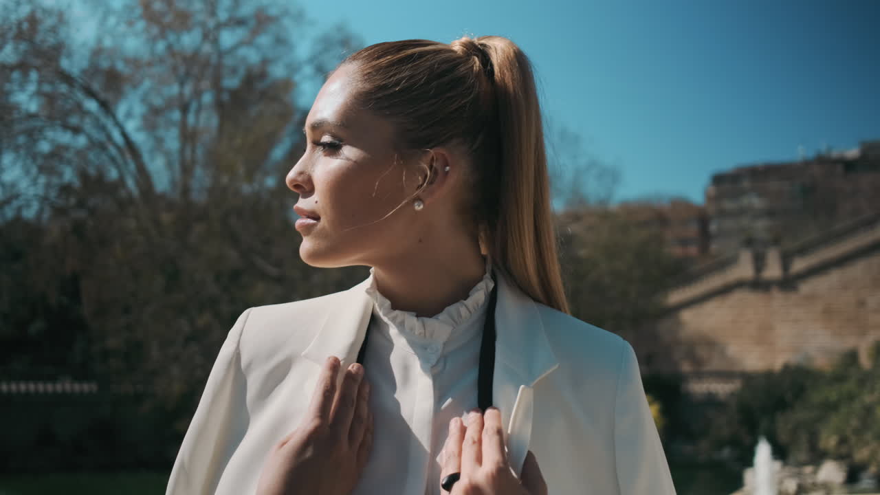 스타일리시한 젊은 여성이 오래된 공원에서 멀리보고 있습니다.