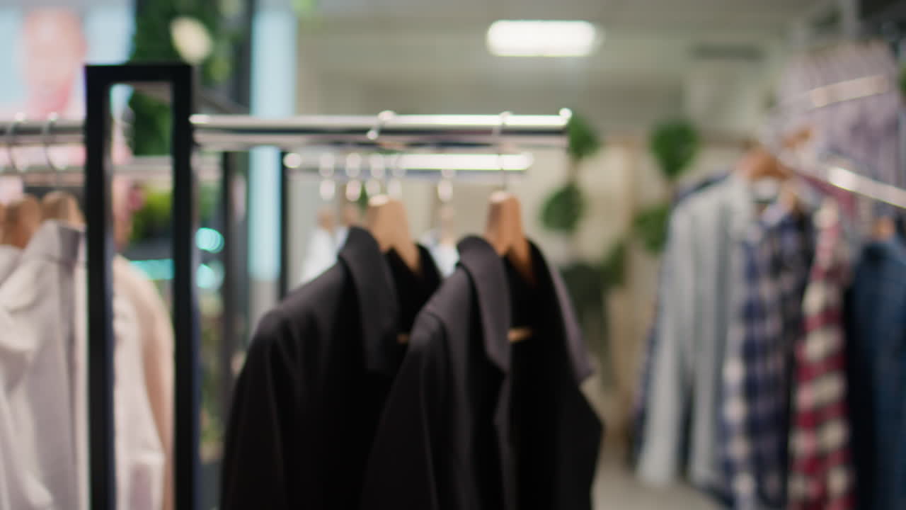 옷 가게 의 통로 에 있는 옷