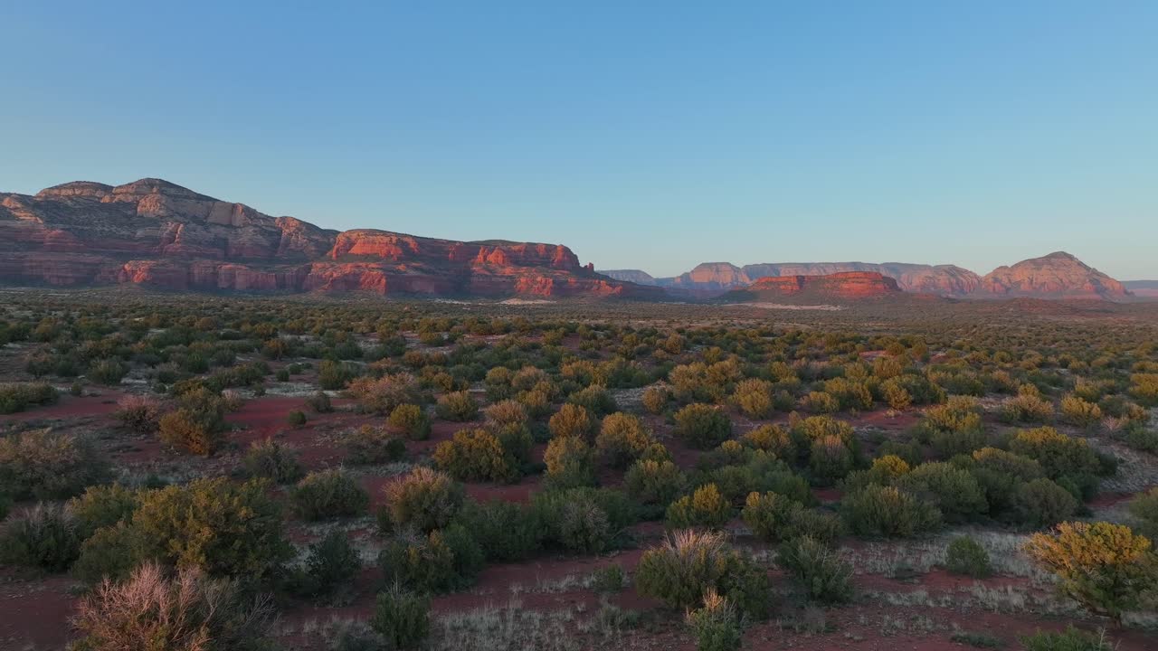 rv estacionado en un campamento en sedona, arizona, con un impresionante acantilado de roca roja en el fondo