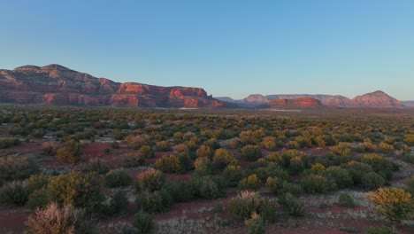 Rv-Estacionado-En-Un-Campamento-En-Sedona,-Arizona,-Con-Un-Impresionante-Acantilado-De-Roca-Roja-En-El-Fondo