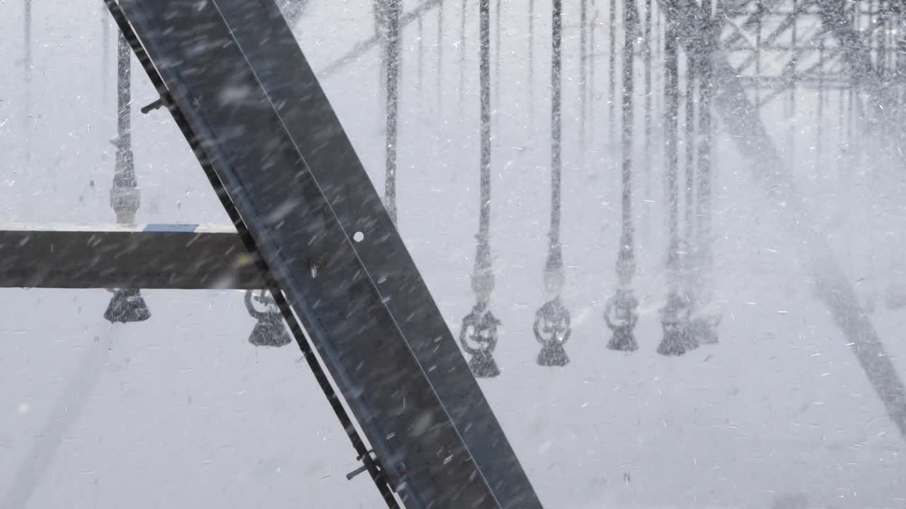 화창한 여름날 농업 관개 시스템