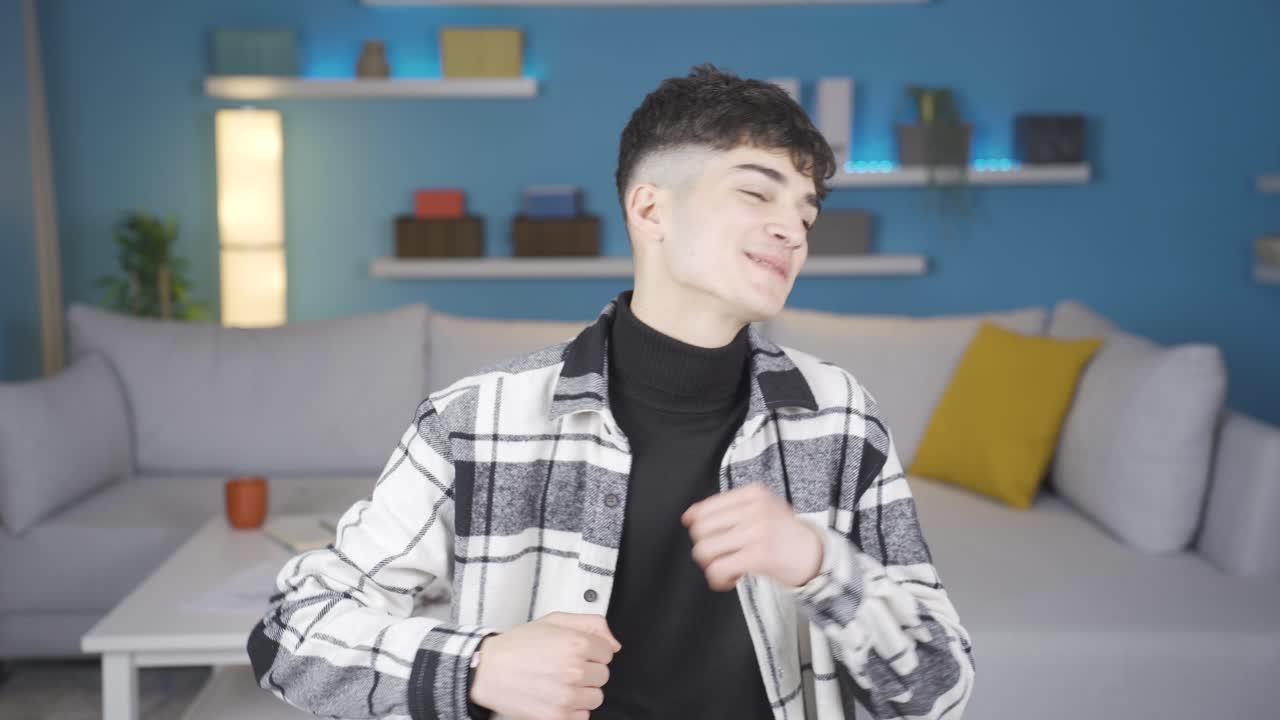 행복한 젊은이가 춤을 추고, 재미를 느끼고, 행복합니다.