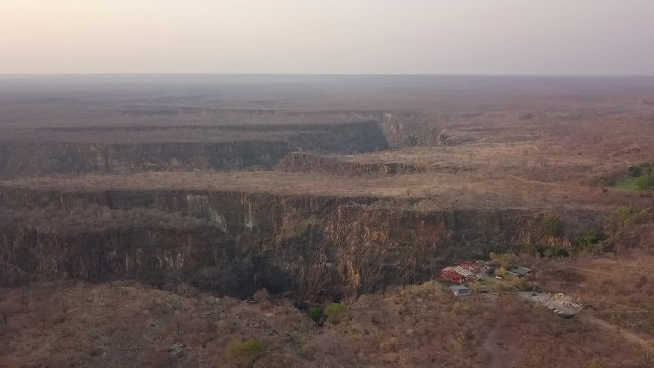 Vista aerea dello Zambia per dondolarsi sopra una gola con il fiume Zambesi molto più in basso.