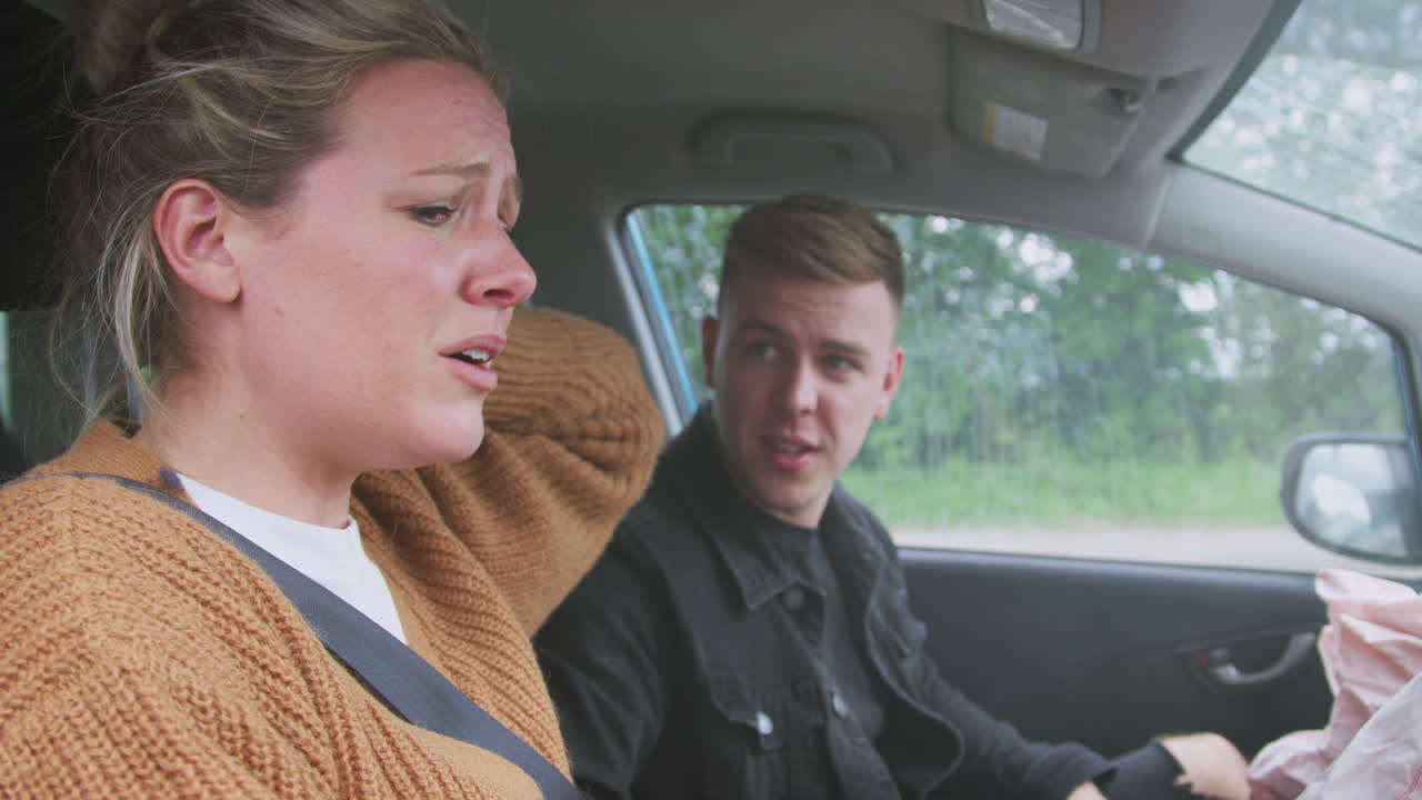 여성 운전자가 휘파람 부상을 입은 자동차 사고에 휘말린 부부