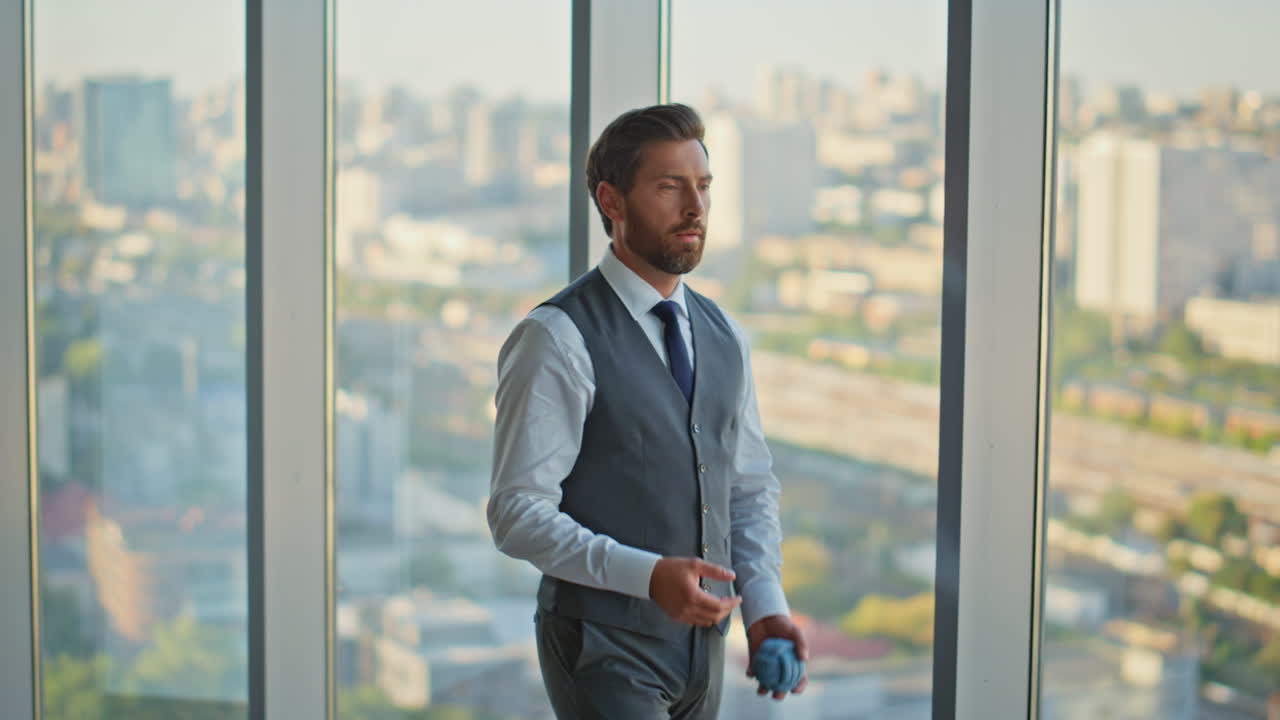 profesional de lanzamiento de pelota en la oficina. líder de la compañía tormenta de ideas