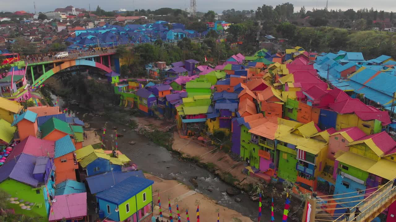 인도네시아의 유명한 무지개 마을인 조디판 말랑 (jodipan malang) 은 해가 뜨는 동안