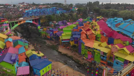 Berühmtes-Regenbogendorf-Jodipan-Malang-Indonesien-Bei-Sonnenaufgang,-Luftaufnahme