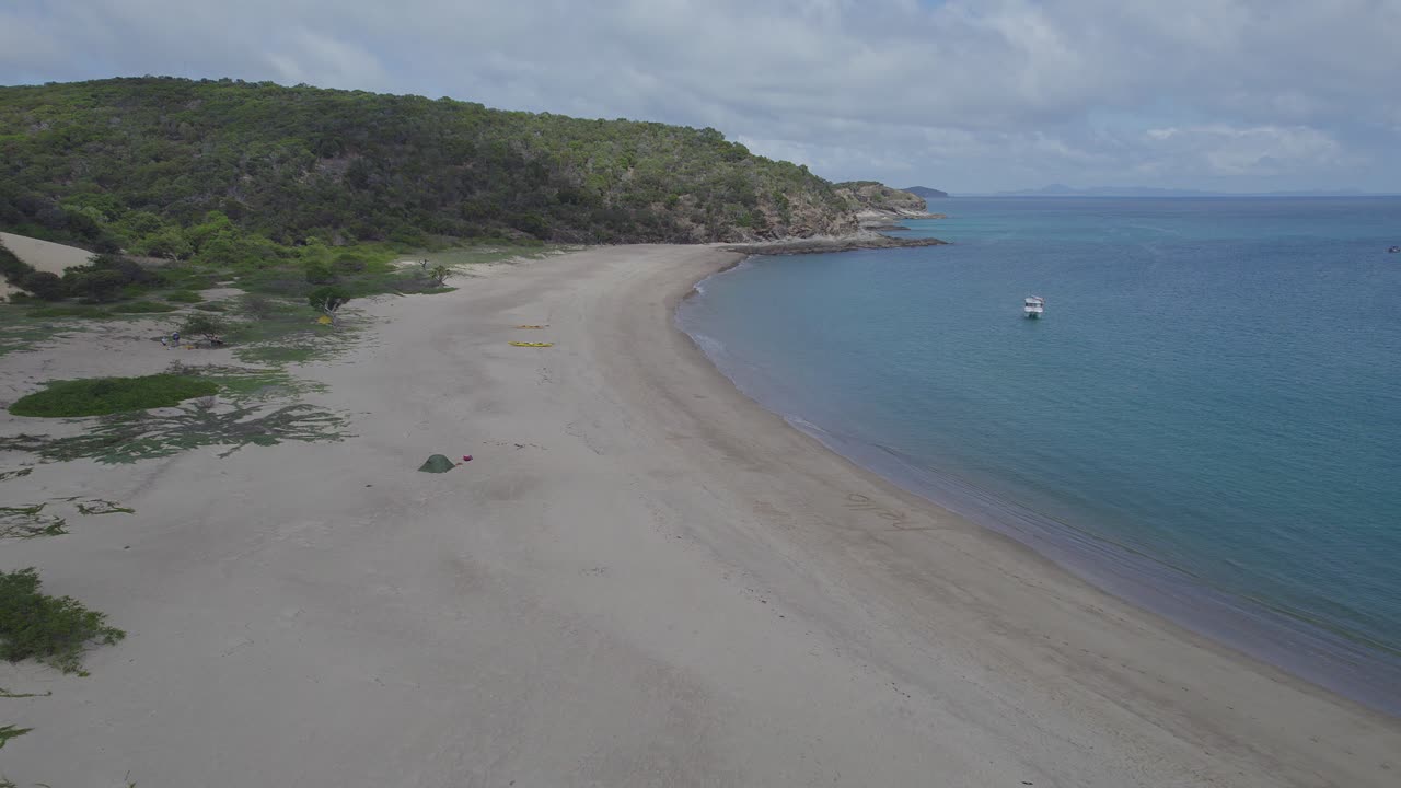yates en butterfish bay en un día nublado en great keppel island, queensland, australia - toma aérea de drones