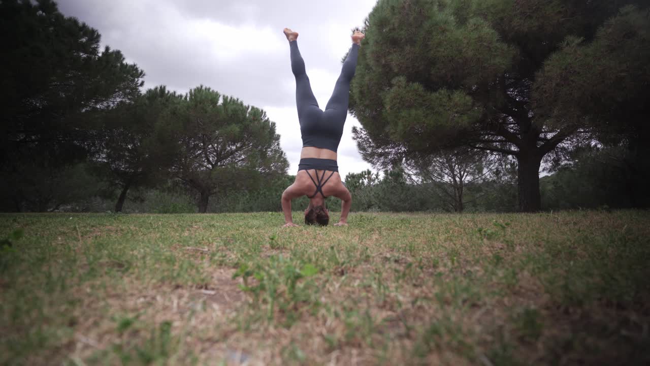 parada de cabeza levantar pierna split yogui practica al aire libre barcelona
