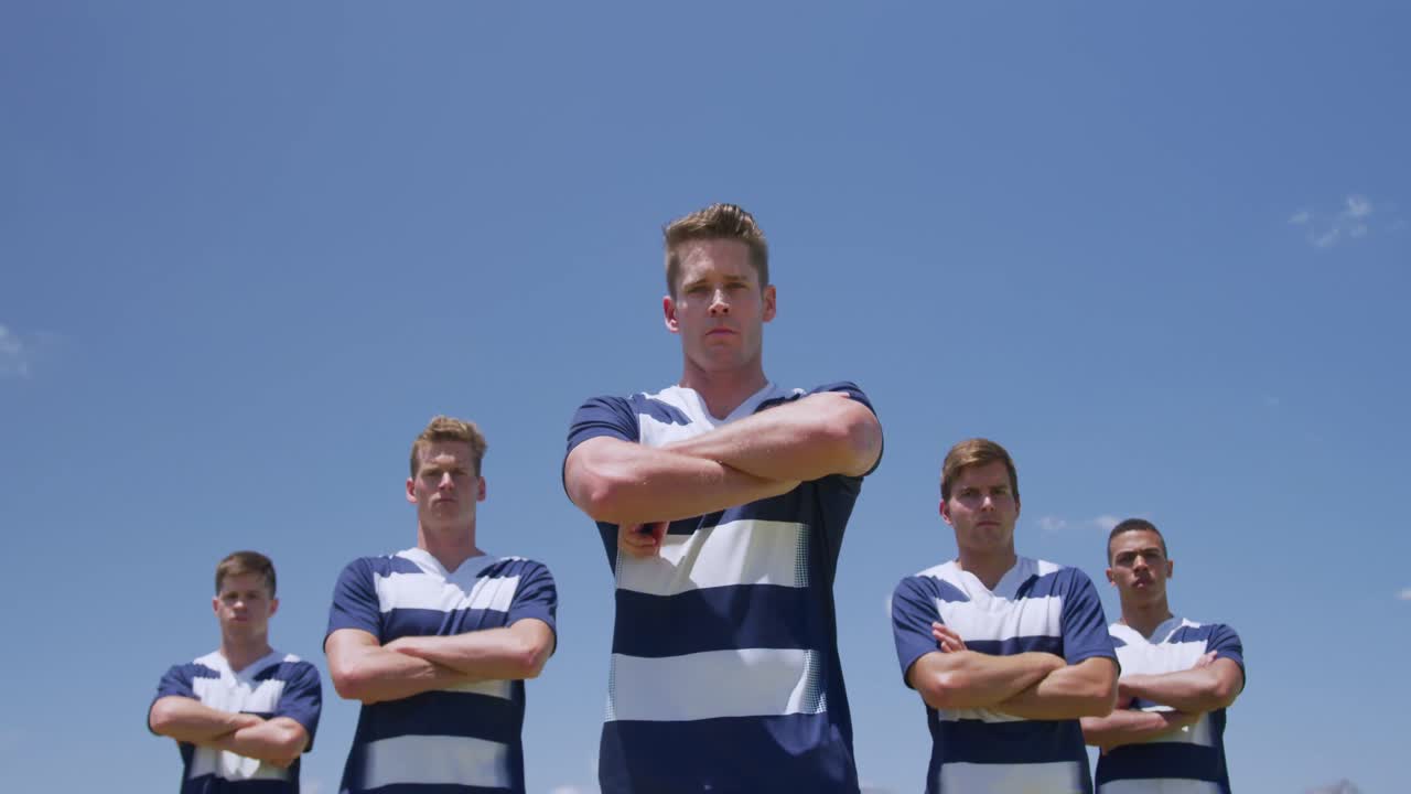 럭비 선수 들 은 팔 을  ⁇ 고 서 있다