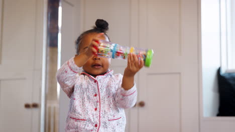 Niña-Pequeña-En-La-Guardería-En-Casa-Jugando-Con-Juguetes-De-Plástico