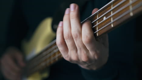 el guitarrista toca el bajo con el pick on en el ensayo general.