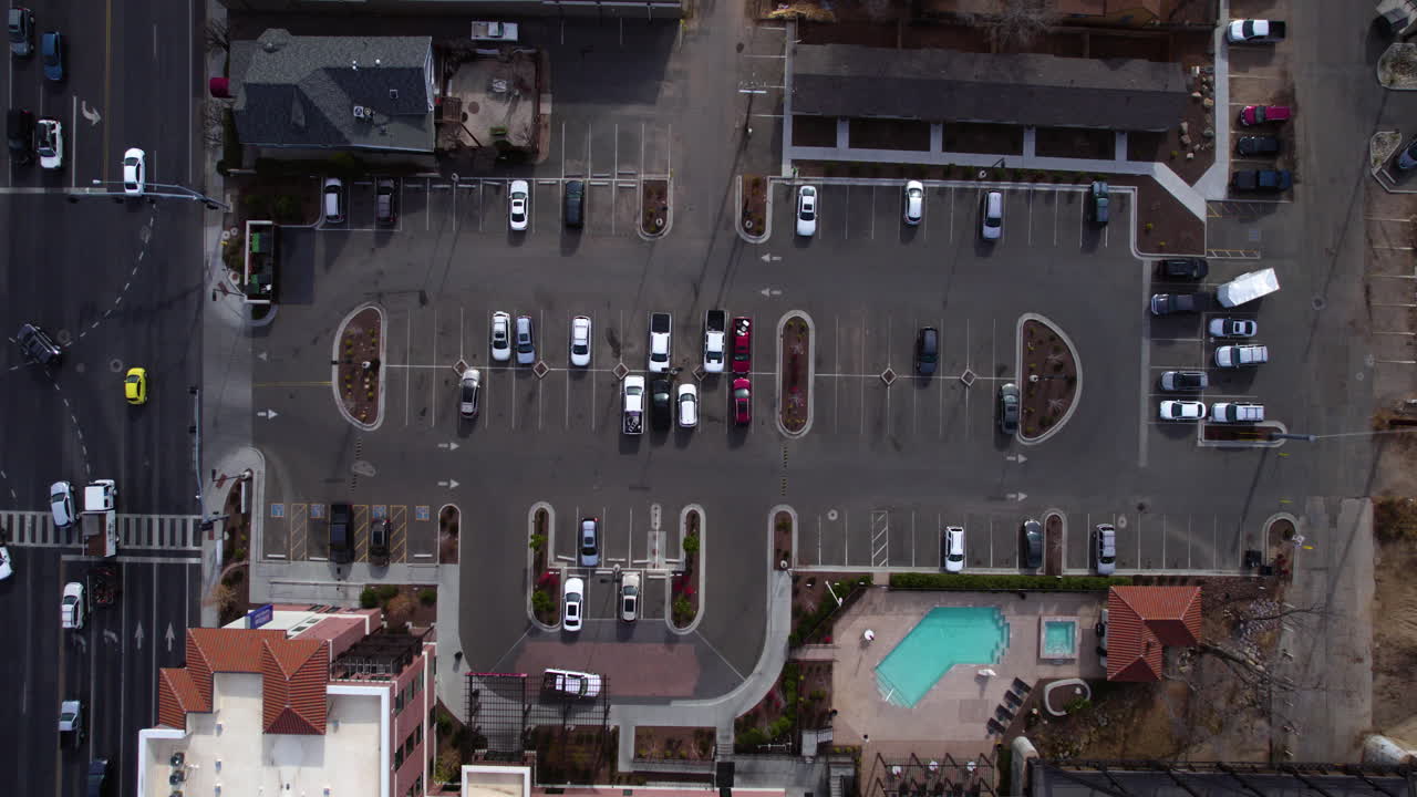 сверху вниз воздушный вид, американский район, парковка, жилые здания и уличное движение, высокий угол дронов