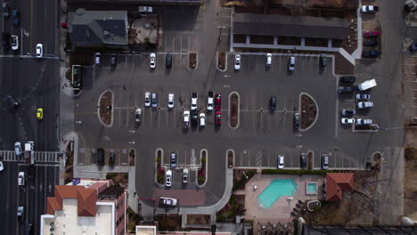 vista aérea de arriba hacia abajo, vecindario americano, estacionamiento, edificios residenciales y tráfico callejero, disparo de drone de alto ángulo