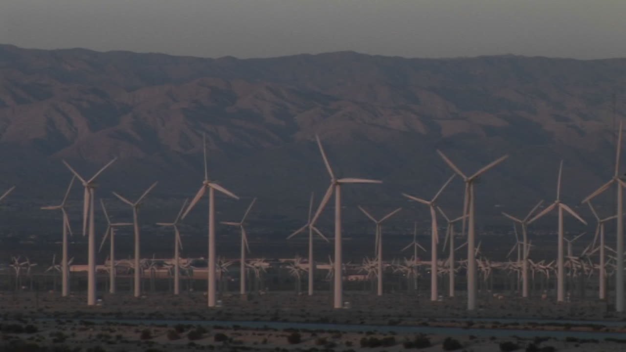 여러 개의 풍력 터빈이 캘리포니아 사막에서 회전합니다.