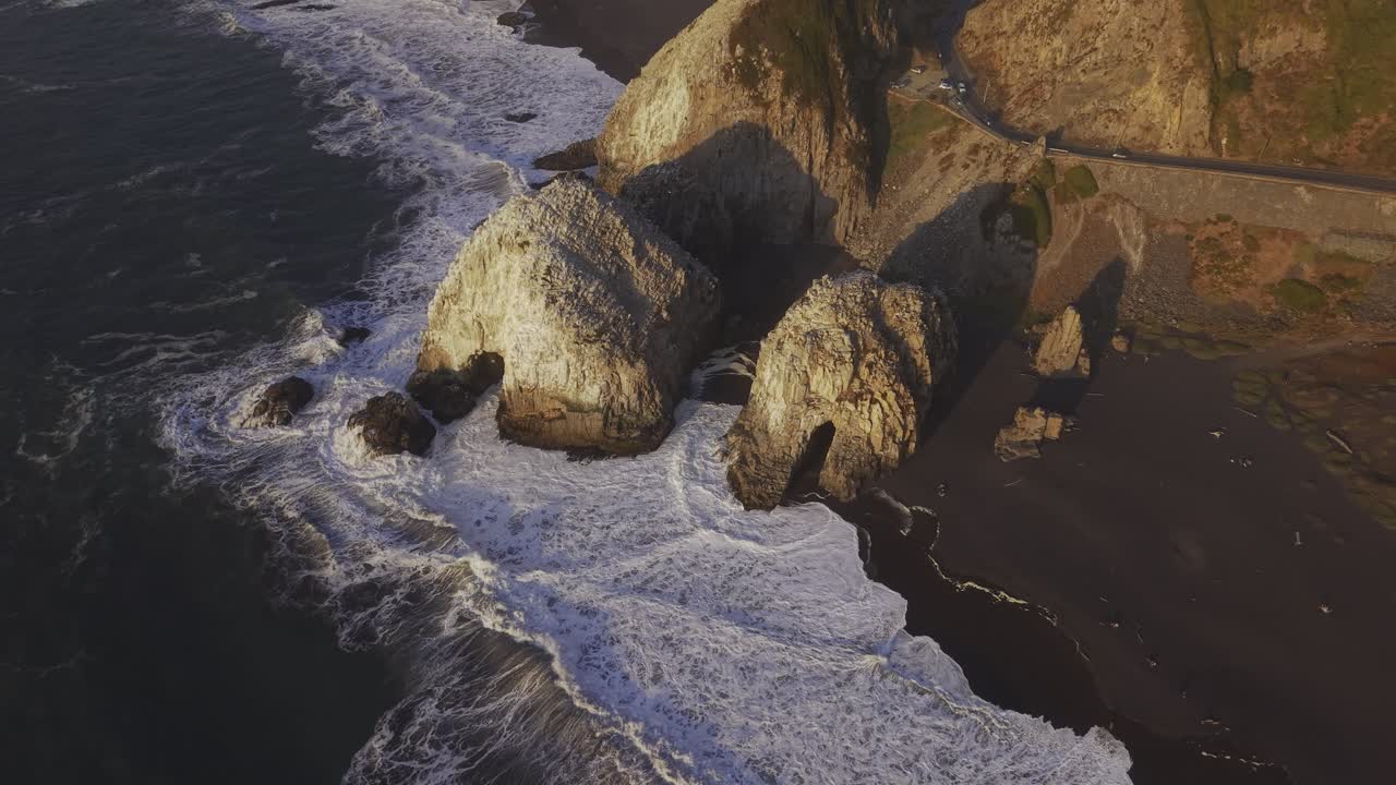 Tracking cinematográfico mostrando a foz do Rio Maule em Constitución durante o pôr do sol. Chile, 4K