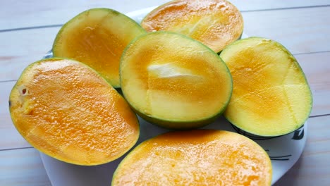 sliced mangoes on a plate