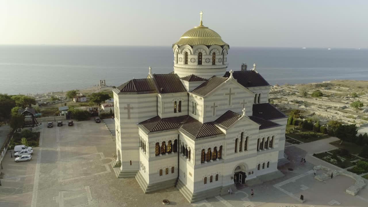 vista aérea de una hermosa iglesia ortodoxa junto al mar