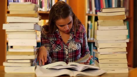 estudiante atento estudiando en la biblioteca rodeado de libros