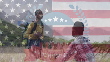 animación del texto del día de la independencia sobre una pareja sonriente y diversa dando la mano y caminando