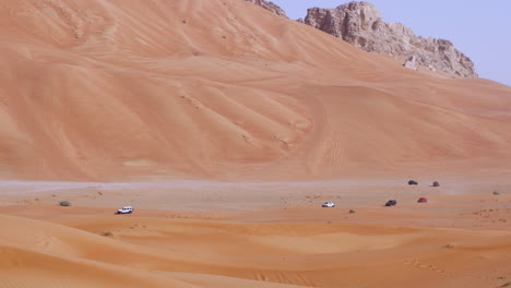 Club-Todoterreno-4x4-Para-Los-Entusiastas-Del-Todoterreno-En-El-Desierto-árabe-En-Roca-Fósil,-Sharjah,-Emiratos-árabes-Unidos