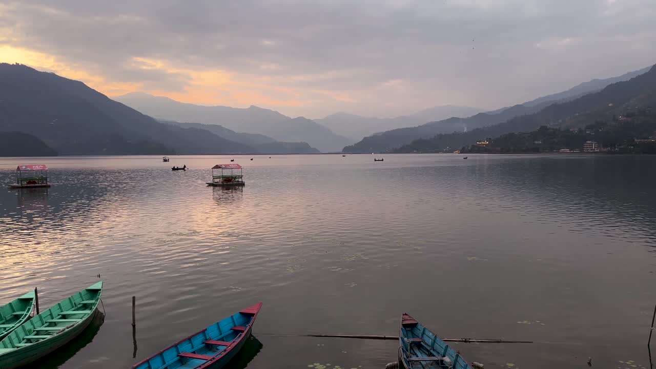 la sombría vista del atardecer sobre el lago phewa en pokhara, nepal