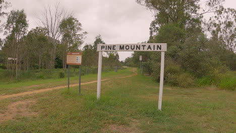 Sitio-Patrimonial-De-La-Estación-De-Montaña-De-Pino-A-Lo-Largo-De-La-Antigua-Línea-Ferroviaria,-Sendero-Ferroviario-Del-Valle-De-Brisbane,-Qld-4k