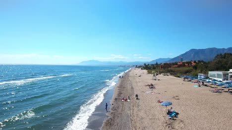 Spanische-Stranddrohne,-Tolles-Sommervideo-Der-Küsten-Von-Marbella,-Spanien